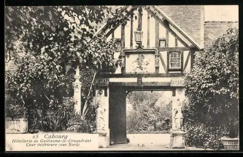AK Cabourg, Hôtellerie de Guillaume-le-Conquérant, Cour intérieure, vue Nord