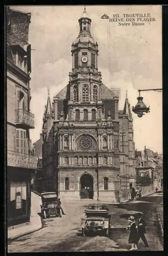 AK Trouville, Notre Dame et scène de rue animée avec voitures anciennes