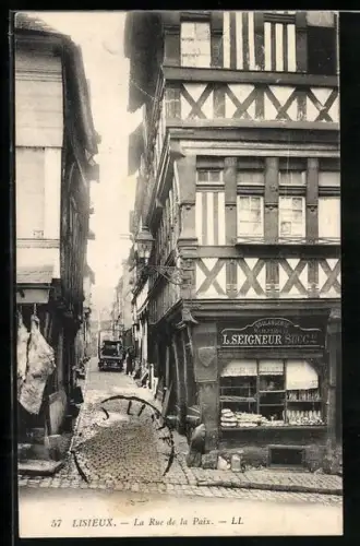 AK Lisieux, La Rue de la Paix avec boulangerie et architecture à colombages