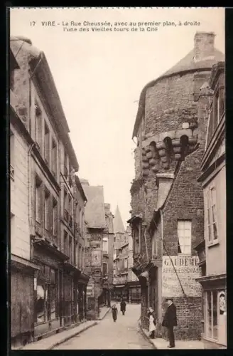 AK Vire, La Rue Cheussée avec au premier plan à droite l`une des Vieilles tours de la Cité