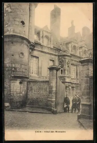 AK Caen, Hôtel des Monnaies et entrée principale avec personnages