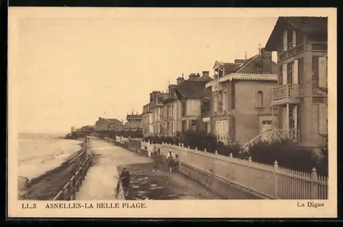 AK Asnelles-la-Belle-Plage, La Digue et les villas en bord de mer