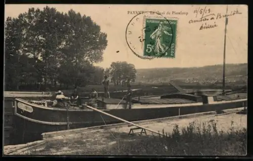 AK Pavant, Quai de Pisseloup avec péniche sur la rivière