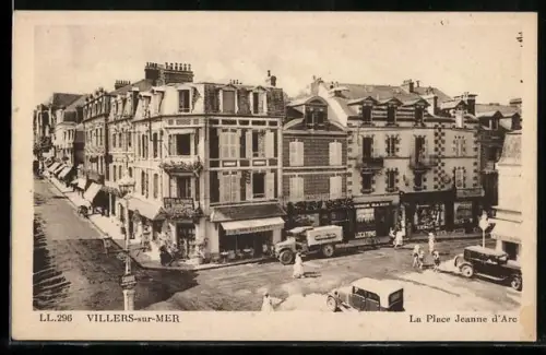 AK Villers-sur-Mer, La Place Jeanne d`Arc avec voitures et bâtiments historiques