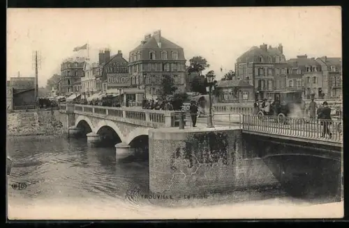 AK Trouville, Le Pont et l`animation urbaine