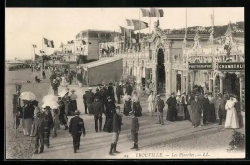 AK Trouville, Les Planches animées avec promeneurs élégants et bâtiments ornés