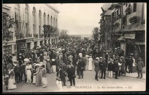 AK Deauville, La Rue Gontaud-Biron, foule animée en promenade