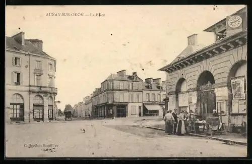 AK Aunay-sur-Odon, La Place avec des habitants et un bâtiment à horloge