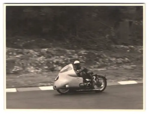 3 Fotografien Motorrad Rennen, Norton mit Fahrer John Surtees