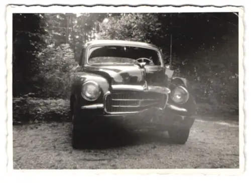 2 Fotografien Bernold, Linz, Auto nach einem Unfall am Mondsee