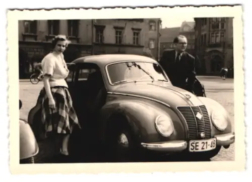 2 Fotografien Auto IFA-F9, Kennzeichen: SE 21-48, in Weissenfels, 1956