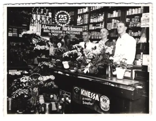 3 Fotografien Ansicht Frankfurt-Bornheim, Drogerie Alexander Türschmann zum 25 Jährigen Bestehen (1926-1951)