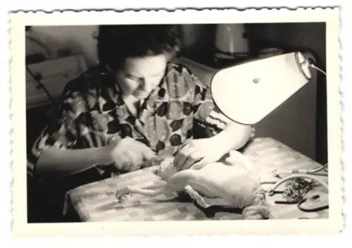 6 Fotografien Weichold, Zörbig, Hausfrau bereitet Stopfgans für das Abendessen zu