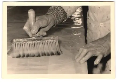 11 Fotografien Tapezierer bei der Arbeit, Leimpinsel, anbringen von Zierleisten