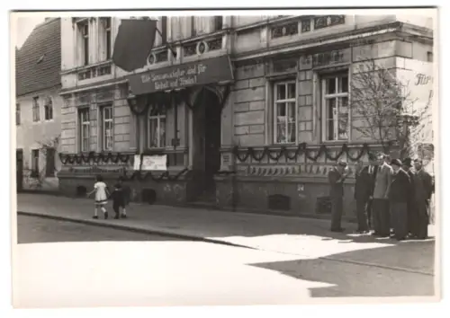 3 Fotografien Ansicht Zörbig, Umzug 1. Mai 1953, DDR Propaganda Plakat: Wir Genosseschafter sind für Einheit und Friede