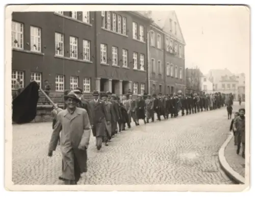 4 Fotografien Ansicht Münchberg, Umzug in der Ottostrasse, Gruppenfoto am Kriegerdenkmal