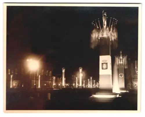 3 Fotografien Ansicht Berlin, bei Nacht, Schloss, flaggen Unter den Linden, Brandenburger Tor