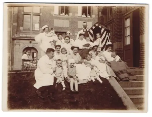 2 Fotografien 1. WK, Kinderkrankenhaus, Krankenschwestern mit Schützlingen, Kinder mit Verband um Kopf