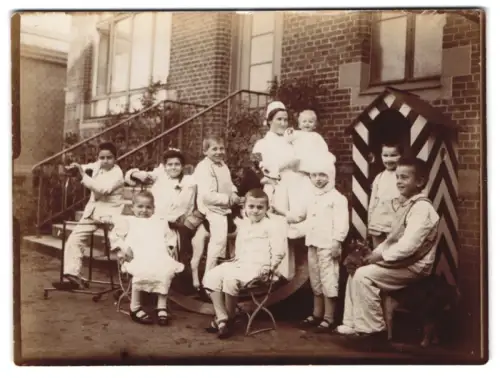 2 Fotografien 1. WK, Kinderkrankenhaus, Krankenschwestern mit Schützlingen, Kinder mit Verband um Kopf