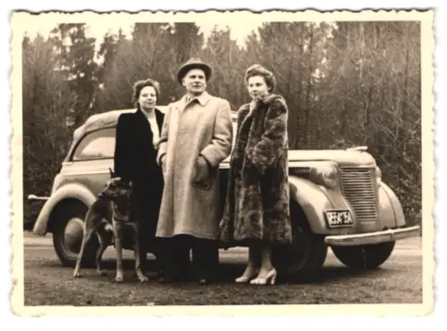 7 Fotografien Auto Opel Kadett, Kennzeichen: R554-354, Familie mit Schäferhund auf Reisen