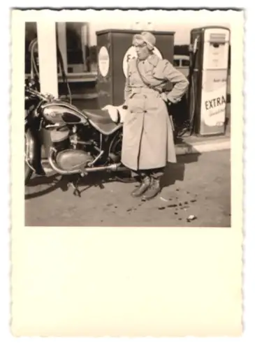4 Fotografien Motorrad NSU-Max, Frau betankt ihr Motorrad an Esso Tankstelle in Hanau