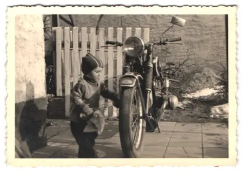 2 Fotografien BMW-Boxer Motorrad, kleines Kind putzt Papa sein Motorrad