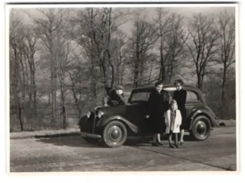 2 Fotografien Auto Adler, Halt auf der Autobahn