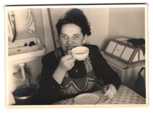 4 Fotografien Hausfrau geniesst nach den Hausputz ihren Kaffee am Küchentisch
