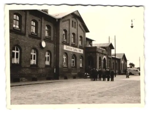 3 Fotografien Ansicht Soltau, Eisenbahner in Uniform vor dem Bahnhof