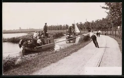 AK Treideln von Binnenschiffen auf einem Kanal