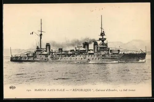 AK Französischer Kreuzer République grosse Fahrt laufend, Kriegsschiff