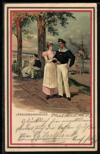 Lithographie Matrose der Kaiserlichen Marine mit seiner Liebsten beim Spaziergang, im Hintergund Linienschiff