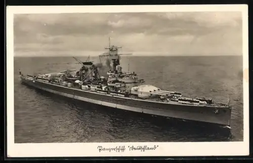 AK Panzerschiff Deutschland der Kriegsmarine mit angetretener Besatzung