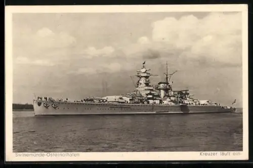 AK Panzerschiff Admiral Scheer der Kriegsmarine beim Einlaufen in den Hafen