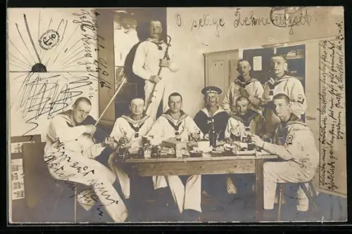 Foto-AK Matrosen der Kaiserlichen Marine in ihrer Stube während dienstfreier Zeit