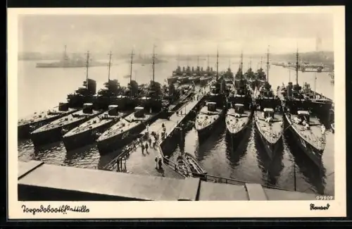 AK Torpedoboote der Raubvogel- und Raubtier-Klasse der Kriegsmarine im Hafen