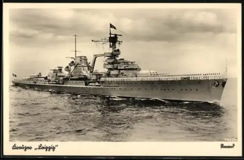 AK Leichter Kreuzer Leipzig mit Mannschaft in Paradeaufstellung, Kriegsmarine