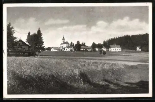 AK Kirchschlag bei Linz, Panorama mit Kirche und Feldern
