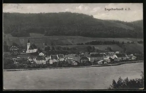 AK Engelhartszell a. D., Dorfpanorama mit Donau und Kirche