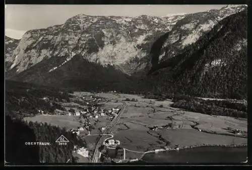 AK Obertraun, Panorama mit Bergmassiv