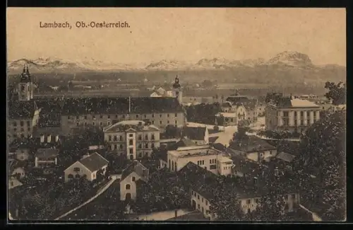 AK Lambach /Ob.-Oesterreich, Panorama mit Ort, Kirche und Bergen