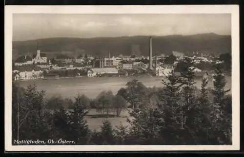 AK Mattighofen /Ob. Öst., Panorama mit Kirche und Fabrikschornstein