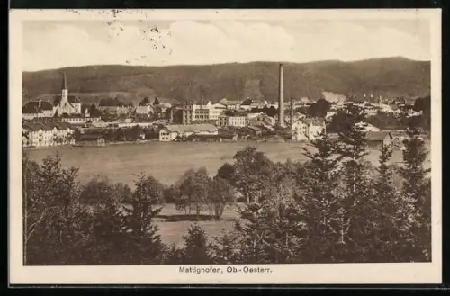 AK Mattighofen /Ob. Öst., Panorama mit Fabrikschornsteinen und Kirche
