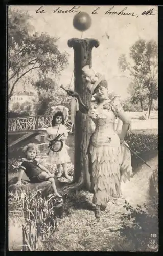 AK Buchstabe I als Baumstumpf gebildet, wird flankiert von einer Dame und Kindern