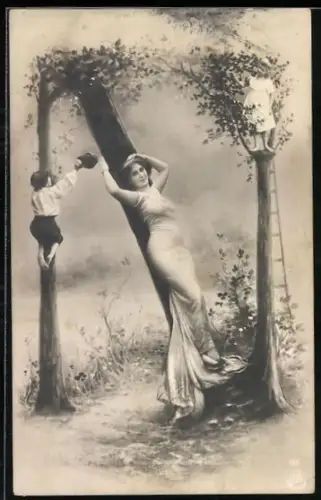 AK Buchstabe N, Schönheit lehnt an einem Baumstamm, Kind klettert am Baumstamm hoch