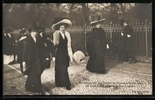 AK Berlin-Tiergarten, Die Kaiserin mit ihrer Tochter Victoria Louise Herzogin von Braunschweig bei einem Spaziergang