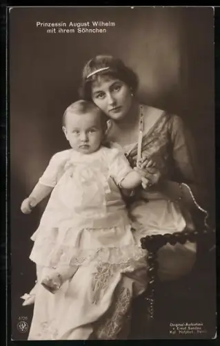 AK Prinzessin August Wilhelm von Preussen mit ihrem kleinen Sohn