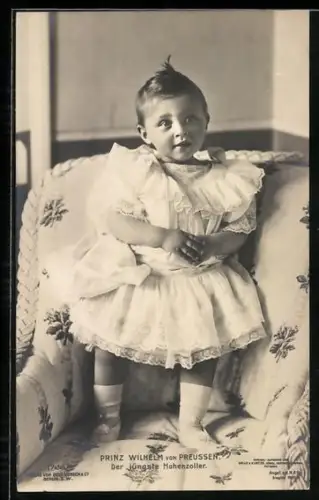 AK Prinz Wilhelm von Preussen, stehend im Sessel