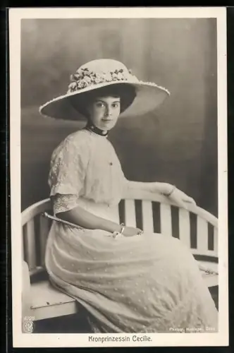 AK Kronprinzessin Cecilie auf der Gartenbank mit Blumen-Hut