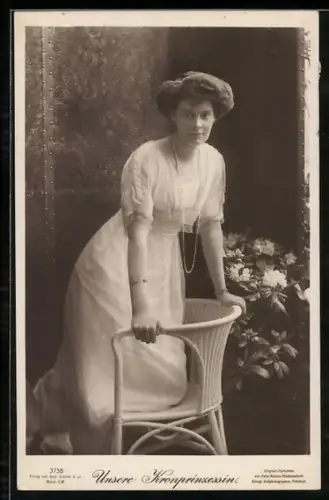 AK Unsere Kronprinzessin, Kronprinzessin Cecilie kniet auf einem Stuhl